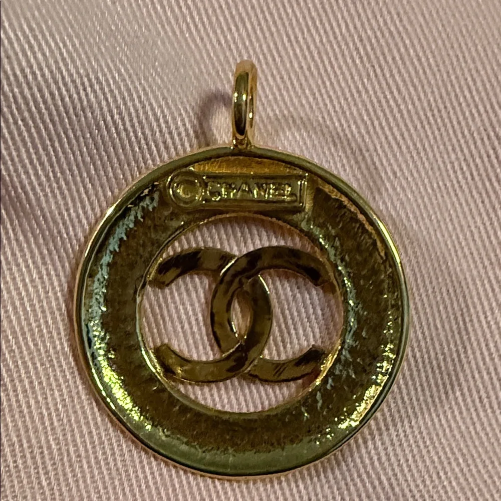 Gold Circular Pendant Necklace - Picture 4 of 6